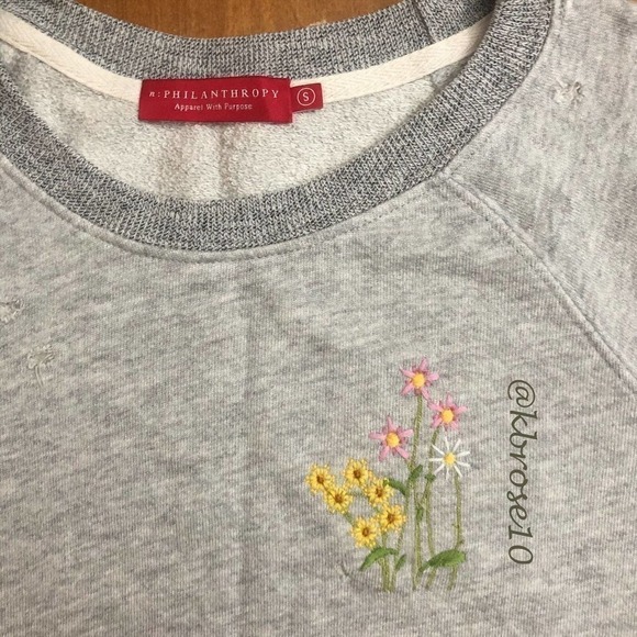 n:Philanthropy Grey Pullover Sweatshirt Embroidered Flowers NWOT Small - Picture 8 of 12